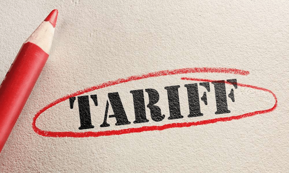 Mot tarifaire encerclé pour symboliser les droits de douane américains sur les importations en provenance du Canada, du Mexique et de la Chine.