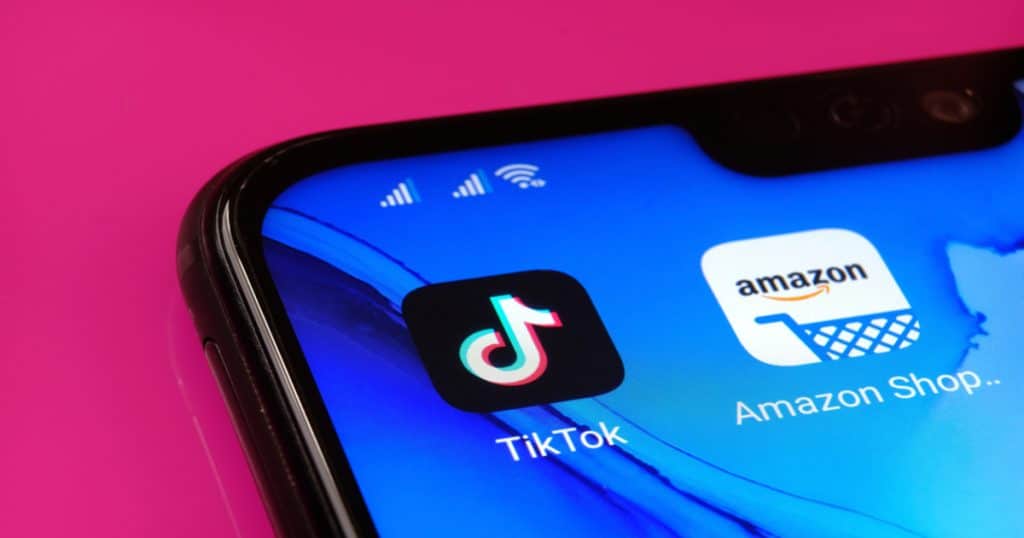 Les applications mobiles TikTok et Amazon sur fond rose