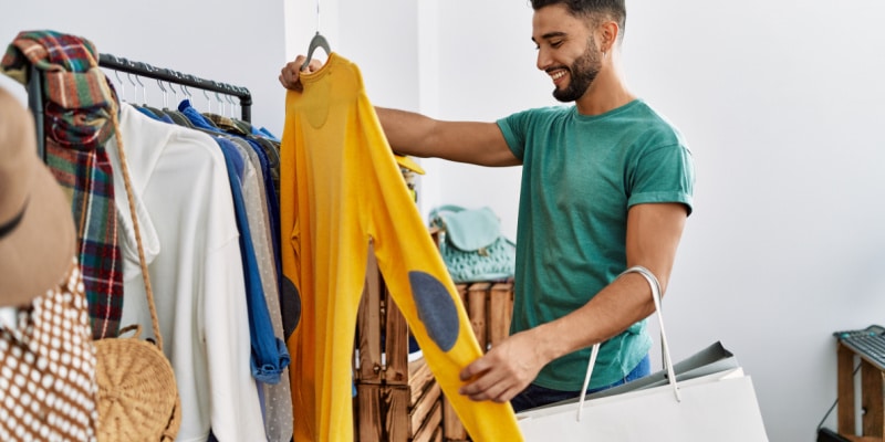  Un mannequin masculin vérifie une chemise jaune à manches longues de Kohl's.