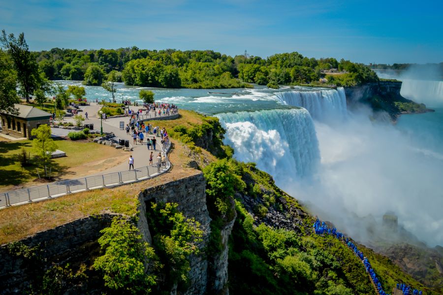 Résidents et touristes près des chutes du Niagara
