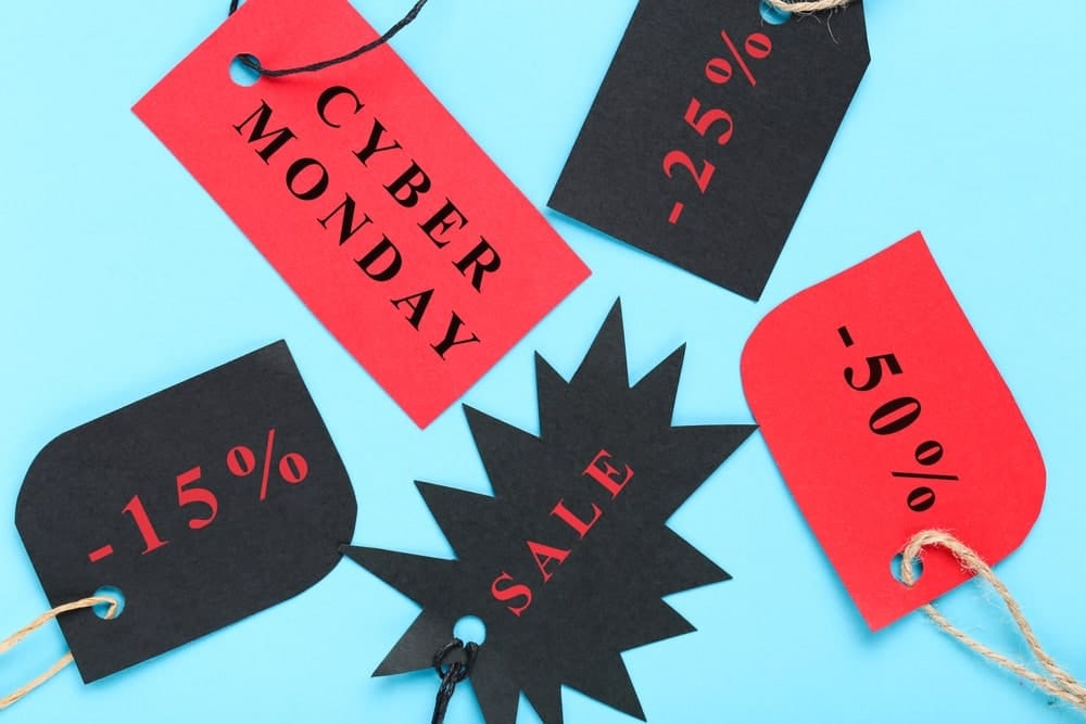 Étiquettes rouges et noires pour les ventes du Cyber Monday.